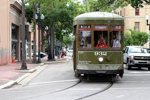 800px-A_New_Orleans_streetcar