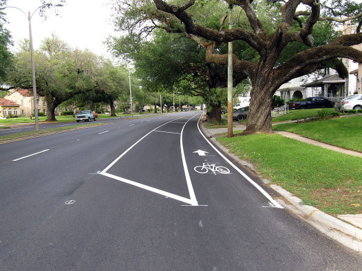 Buffered bike lane on Gentilly Boulevard. Photo by Bike Easy