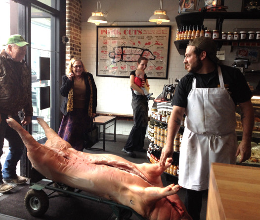 A pig being is carried into the restaurant (Photo: customer Diego Mira)